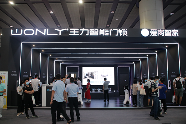 王力荣膺七大殊荣，随心智能门惊艳建博会