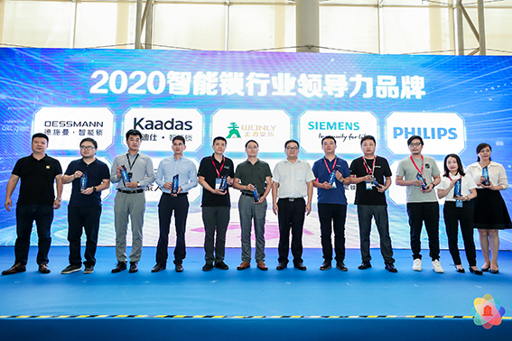 王力荣膺七大殊荣，随心智能门惊艳建博会